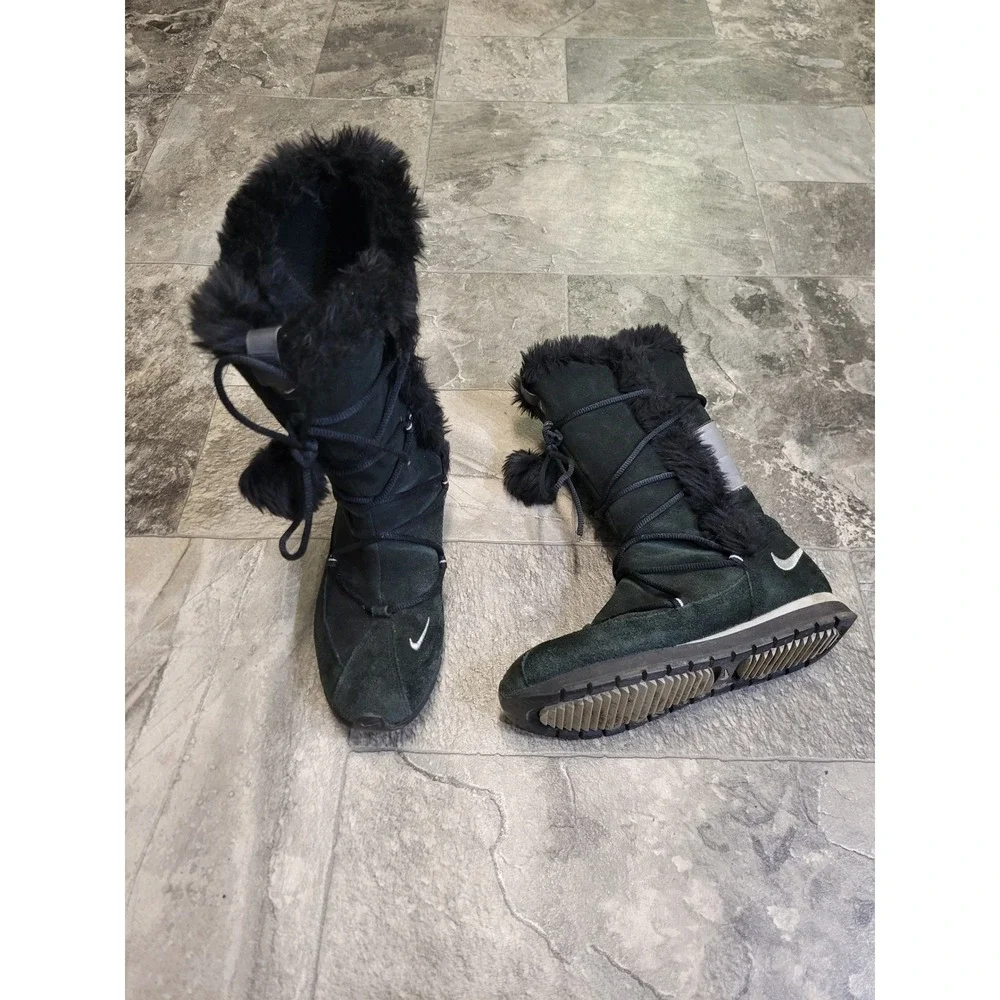 Vintage y2k Nike Snow Moon Boots Black Suede Faux‎ Fur Pom Pom Silver Size 8